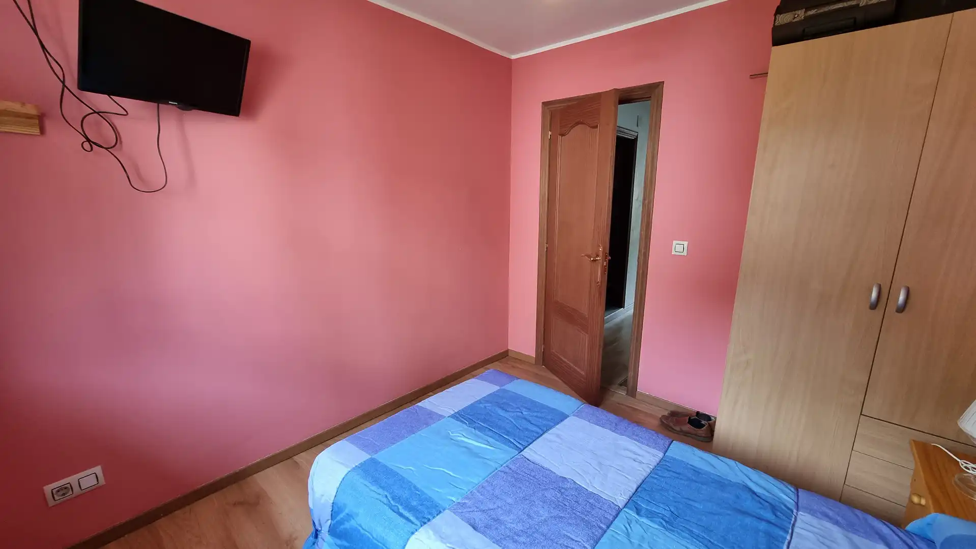 Dormitori de Casa adosada en venda en Cabrales amb Calefacció i Moblat
