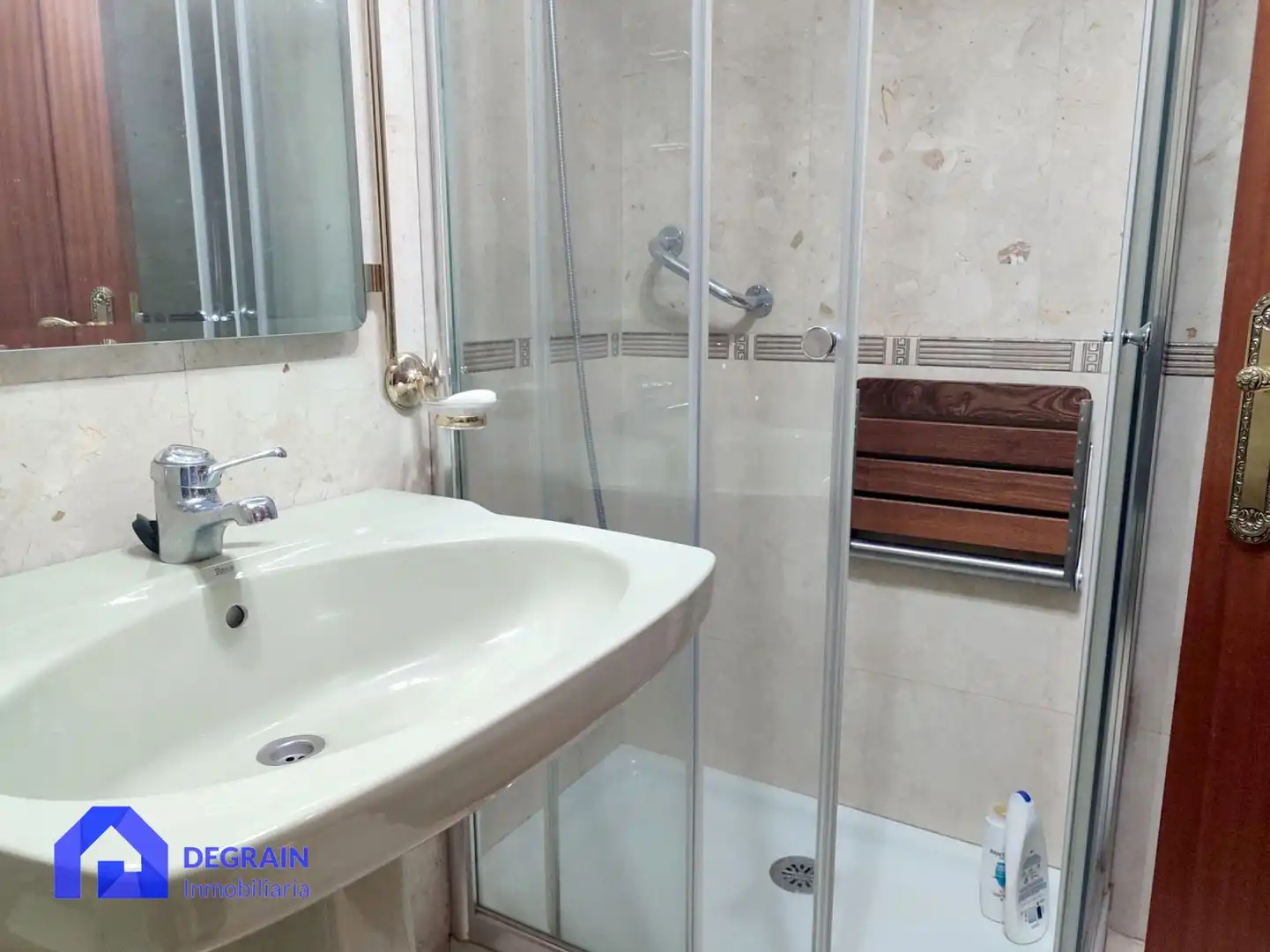 Baño de Piso de alquiler en Oviedo  con Terraza y Trastero