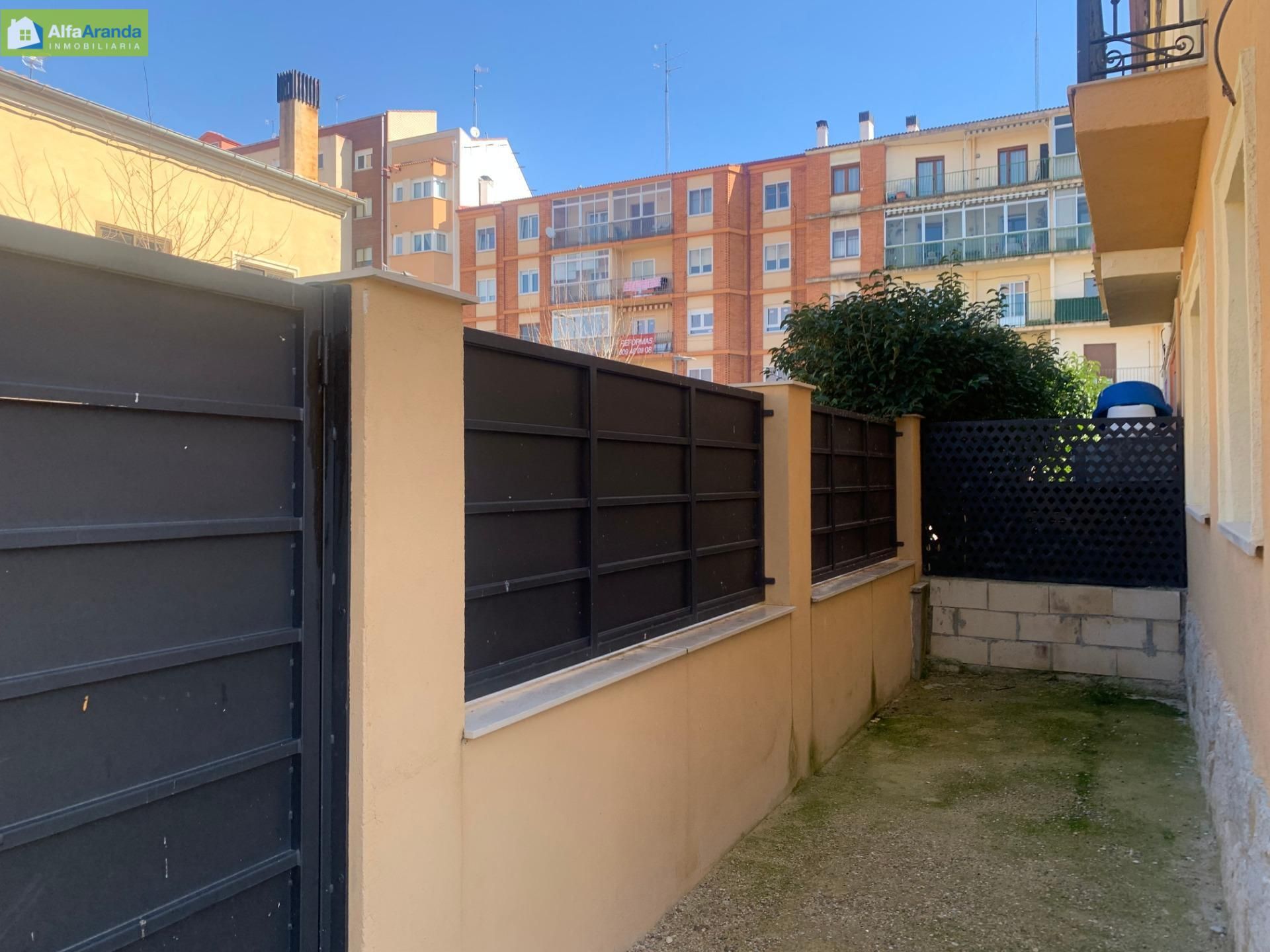 Vista exterior de Casa o xalet en venda en Aranda de Duero amb Jardí privat, Terrassa i Traster