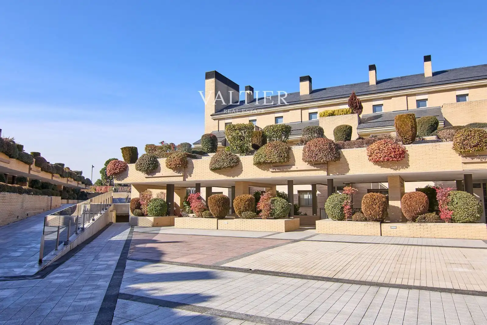 Vista exterior de Casa adosada en venda en Pozuelo de Alarcón amb Aire condicionat, Traster i Piscina