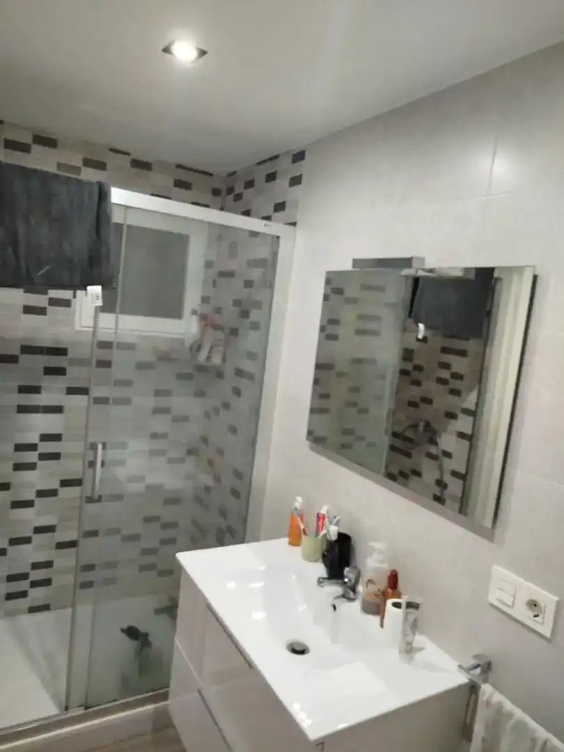 Baño de Piso para compartir en Granada con Aire acondicionado, Amueblado y Horno