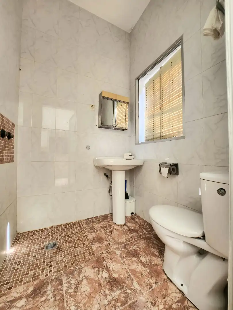 Badezimmer von Haus oder Chalet zum Verkauf in Alcalá de Guadaira mit Privatgarten, Terrasse und Abstellraum