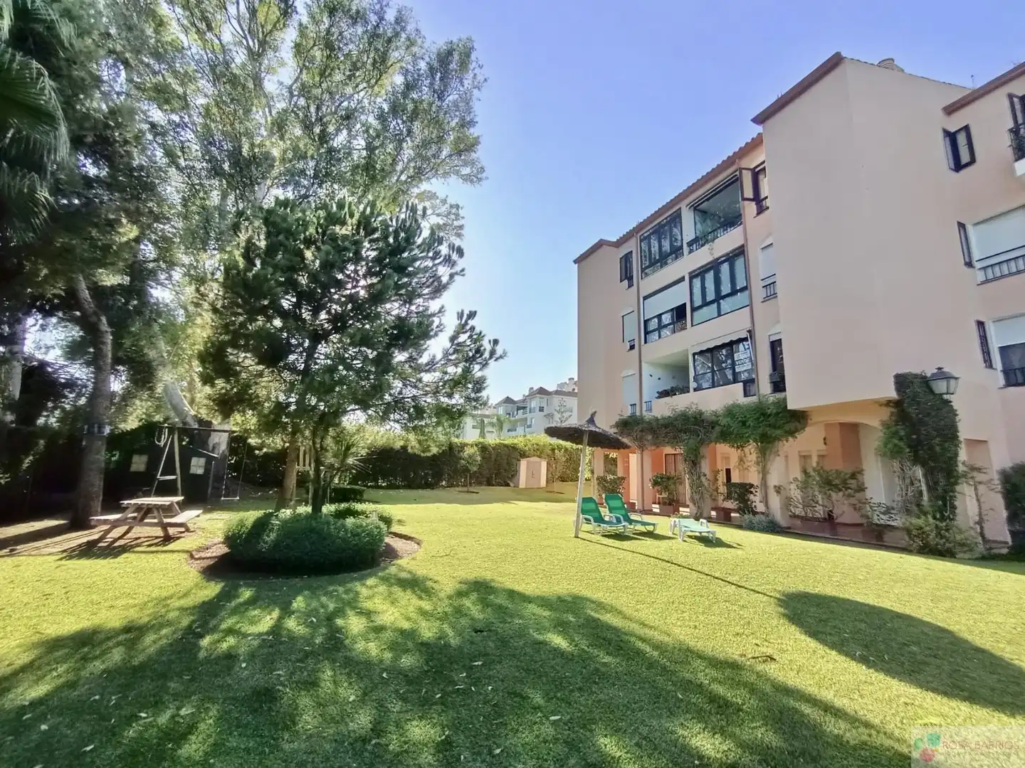 Vista exterior de Piso en venta en Marbella con Aire acondicionado, Terraza y Piscina comunitaria