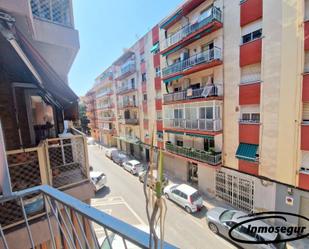 Vista exterior de Pis en venda en Reus amb Terrassa, Moblat i Forn