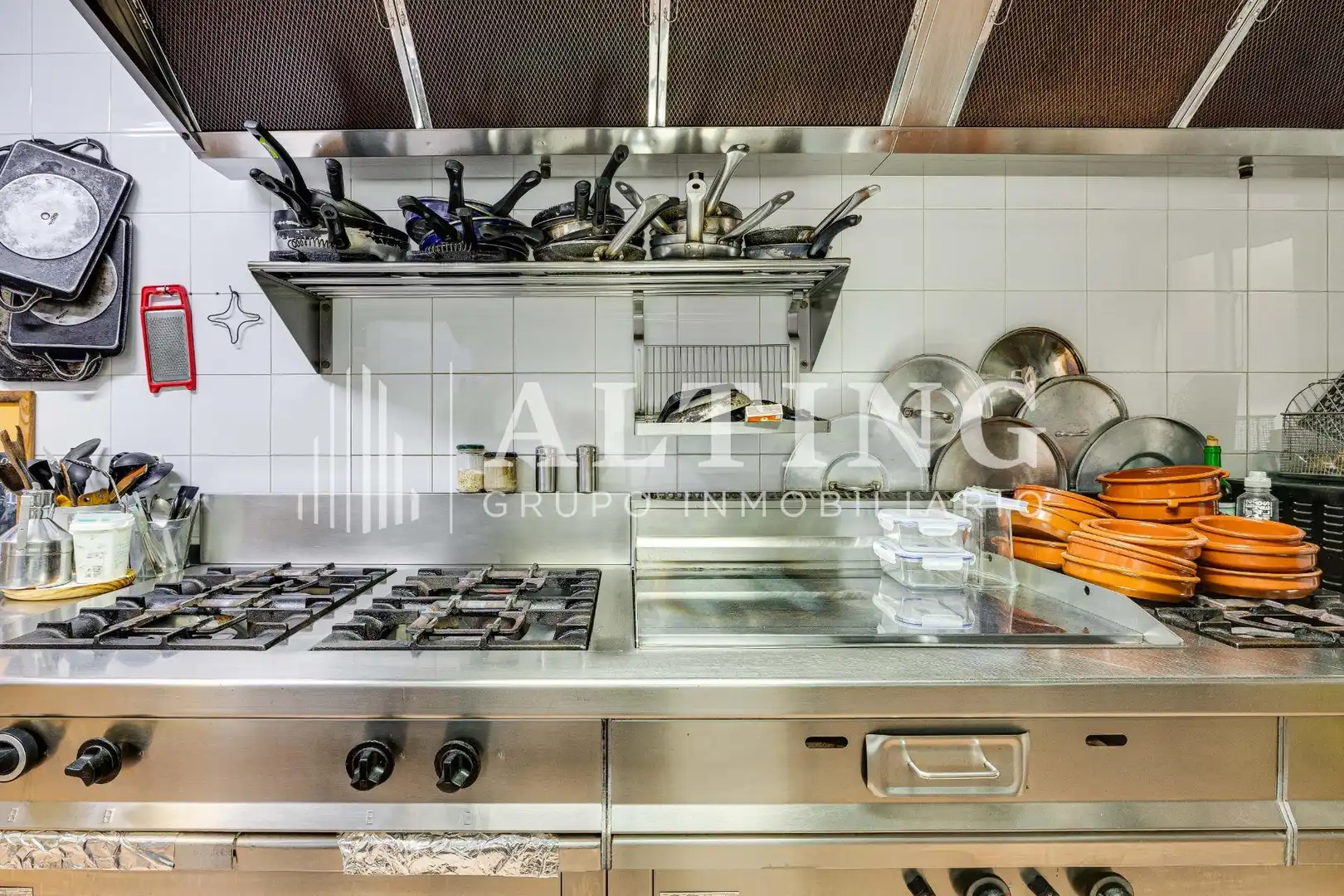 Cuina de Local en venda en Barcelona amb Aire condicionat i Moblat