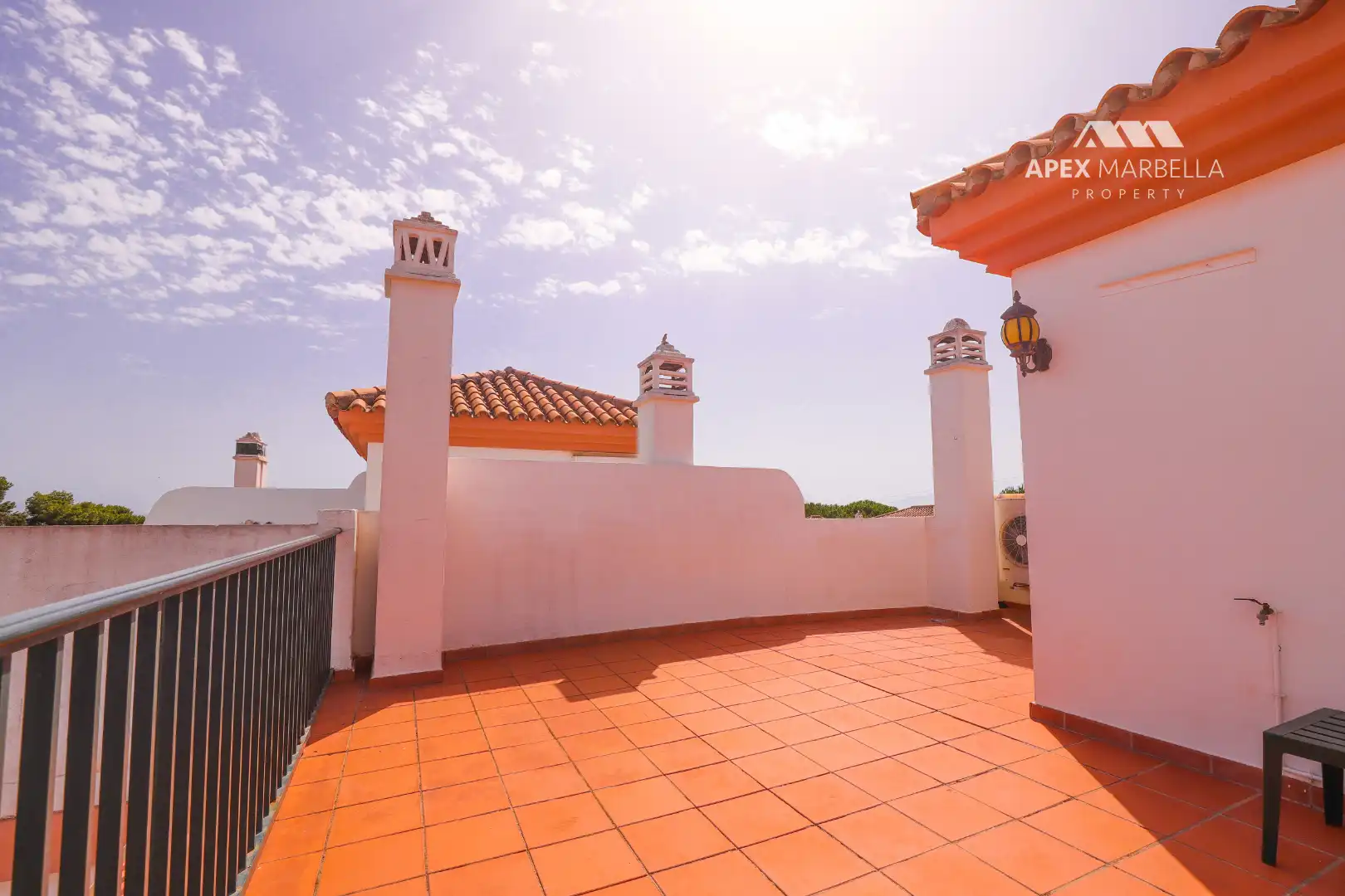 Terrasse von Einfamilien-Reihenhaus zum Verkauf in Marbella mit Klimaanlage, Privatgarten und Terrasse