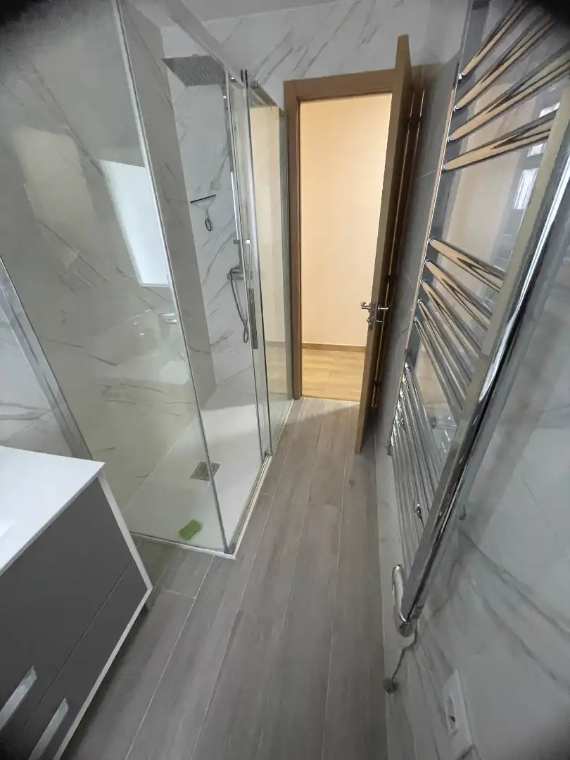 Bathroom of Flat for rent in Vigo   with Heating, Parquet flooring and Storage room