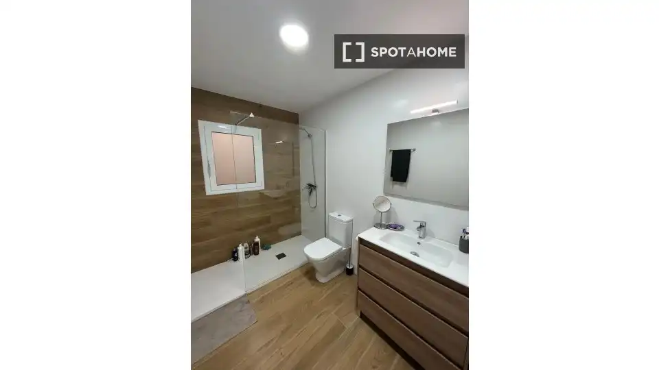 Baño de Piso para compartir en Terrassa con Aire acondicionado, Calefacción y Amueblado