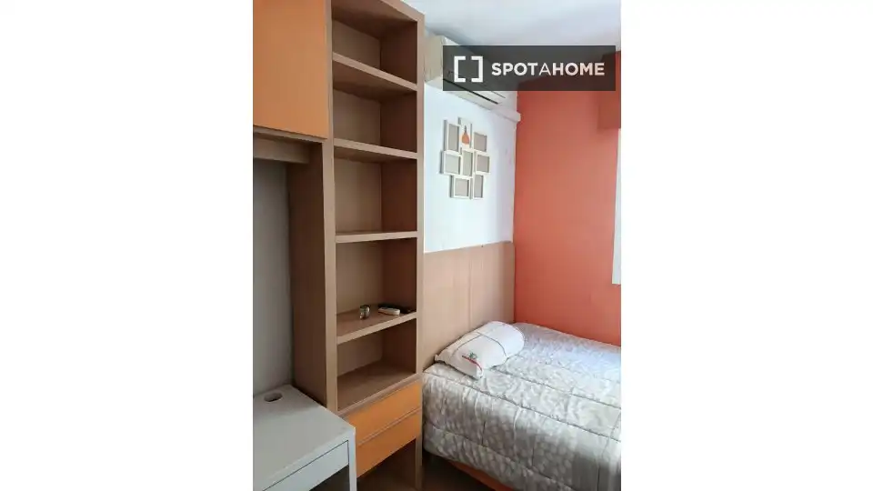 Schlafzimmer von Wohnung zur untervermieten in Madrid mit Klimaanlage, Terrasse und Möbliert