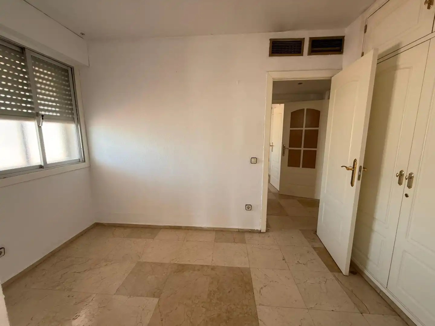 Schlafzimmer von Dachboden zur Miete in Sevilla mit Klimaanlage und Terrasse