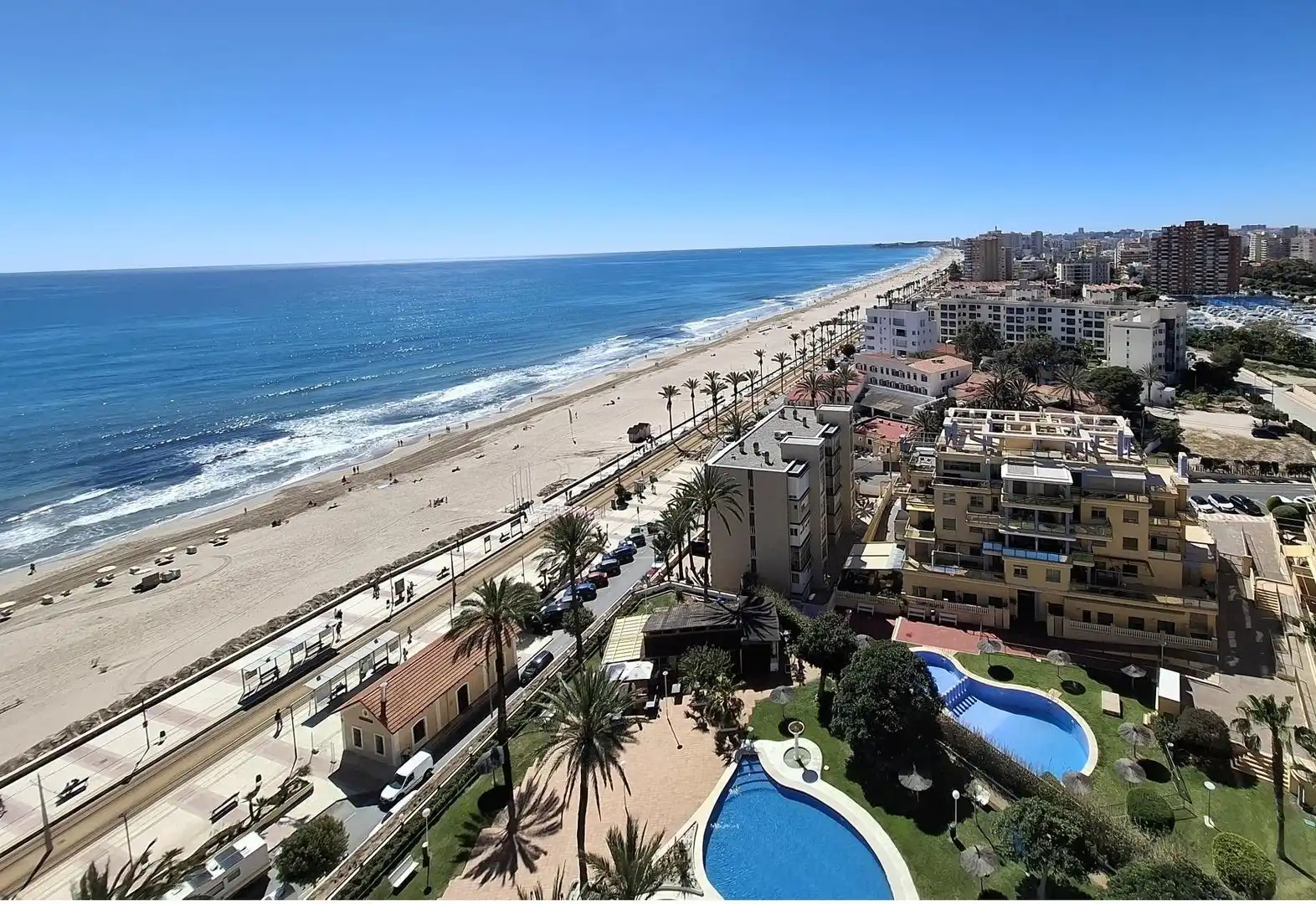 Vista exterior de Apartament en venda en El Campello amb Jardí privat, Terrassa i Piscina comunitària