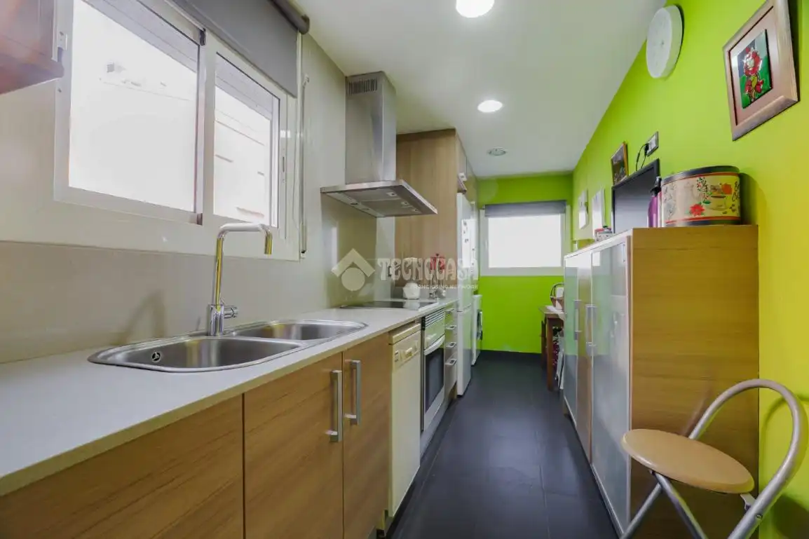 Küche von Einfamilien-Reihenhaus zum Verkauf in Terrassa mit Terrasse