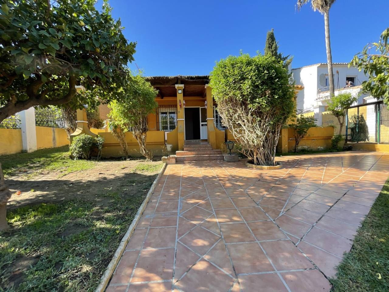 Vista exterior de Casa o xalet en venda en Estepona amb Jardí privat i Terrassa