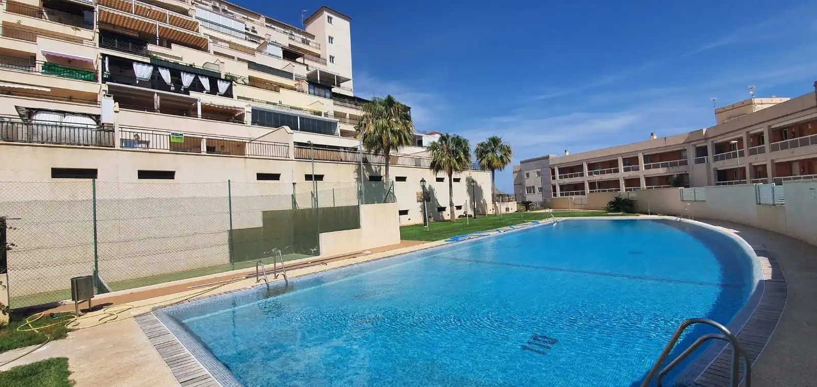 Piscina de Pis en venda en Roquetas de Mar amb Terrassa i Piscina comunitària