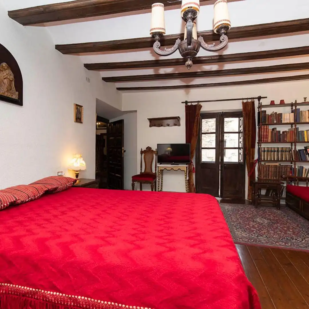Dormitori de Finca rústica en venda en Benasque amb Jardí privat