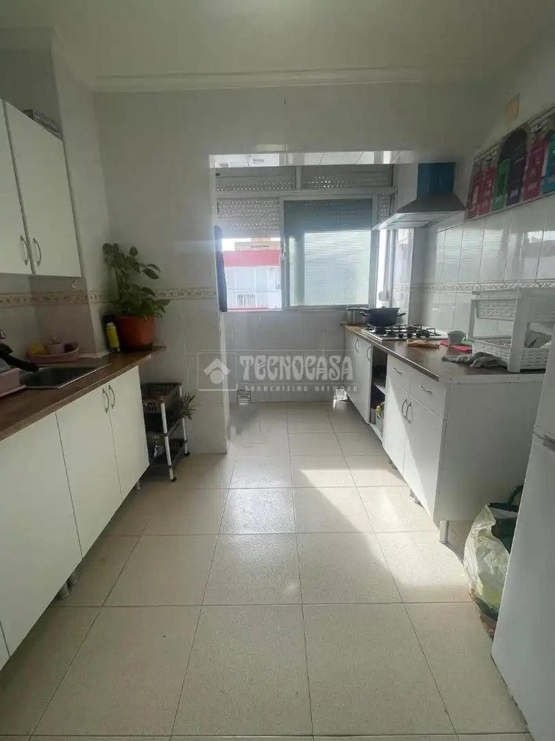 Kitchen of Flat for sale in Sevilla  with Air Conditioner and Balcony