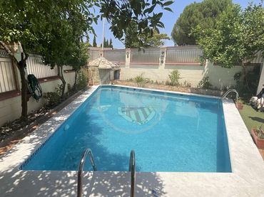 Casa amb piscina en venda a Calle Hortensia