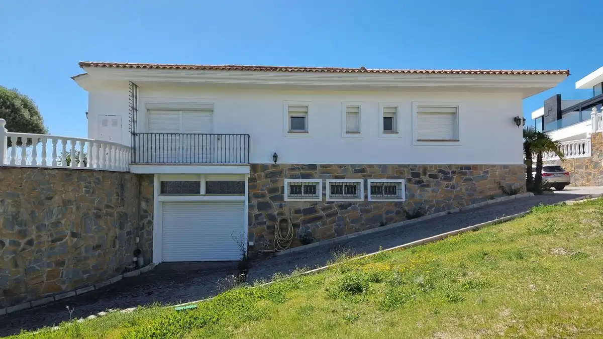 Vista exterior de Casa o xalet de lloguer en Benahavís amb Aire condicionat, Jardí privat i Terrassa