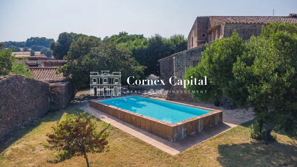 Schwimmbecken von Country house zur Miete in Rupià mit Klimaanlage, Heizung und Privatgarten