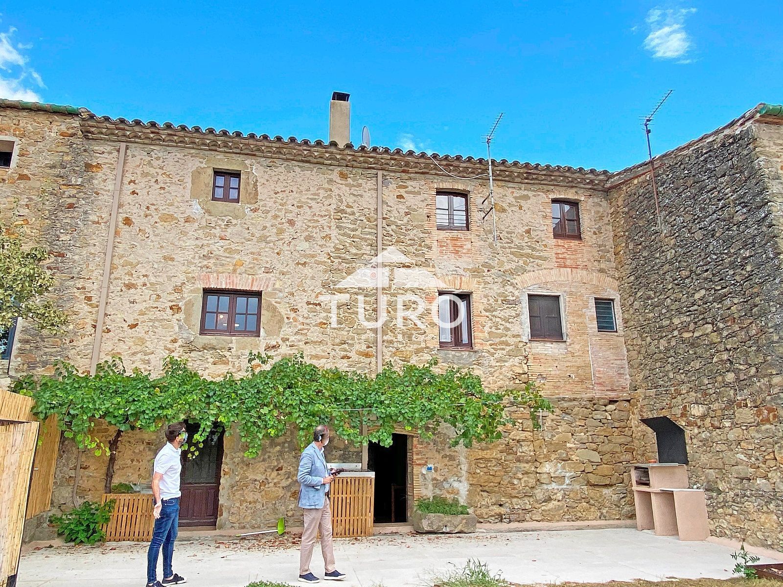 Außenansicht von Einfamilien-Reihenhaus miete in Vilopriu mit Klimaanlage, Heizung und Ofen