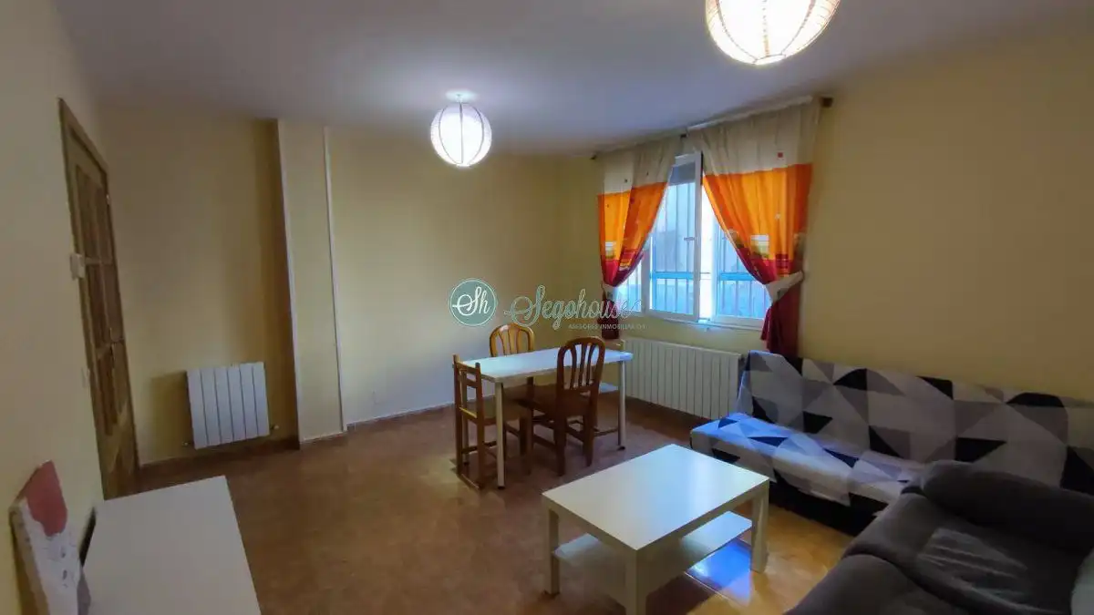 Sala de estar de Piso en venta en Hontanares de Eresma con Calefacción, Terraza y Amueblado