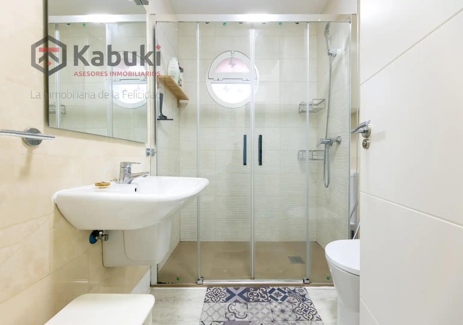 Bathroom of Flat for rent in Granada  with Air Conditioner, Heating and Terrace