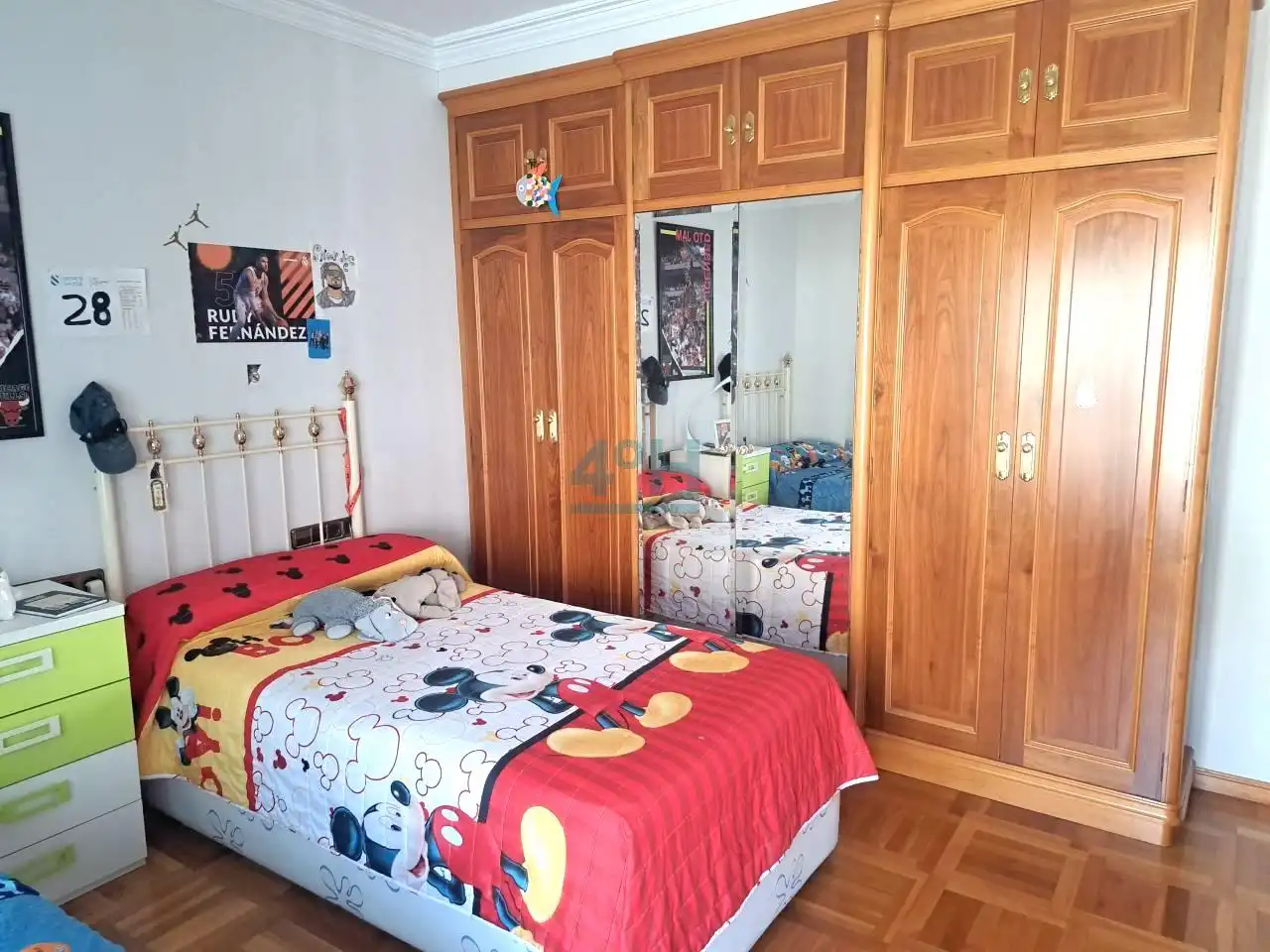Habitación de Piso en venta en Ourense Capital  con Calefacción, Parquet y Amueblado