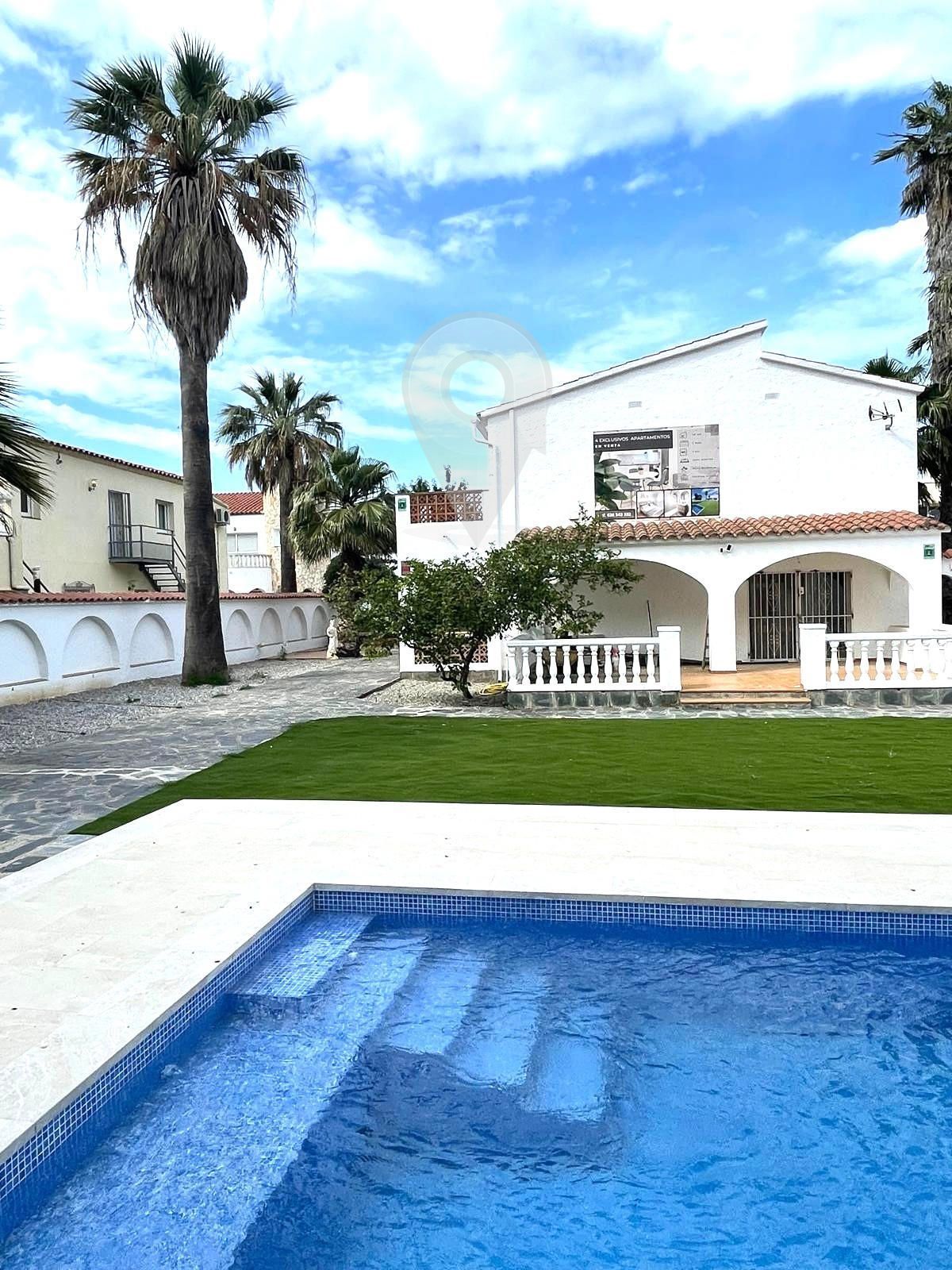 Swimming pool of Flat for sale in Empuriabrava  with Air Conditioner, Heating and Parquet flooring