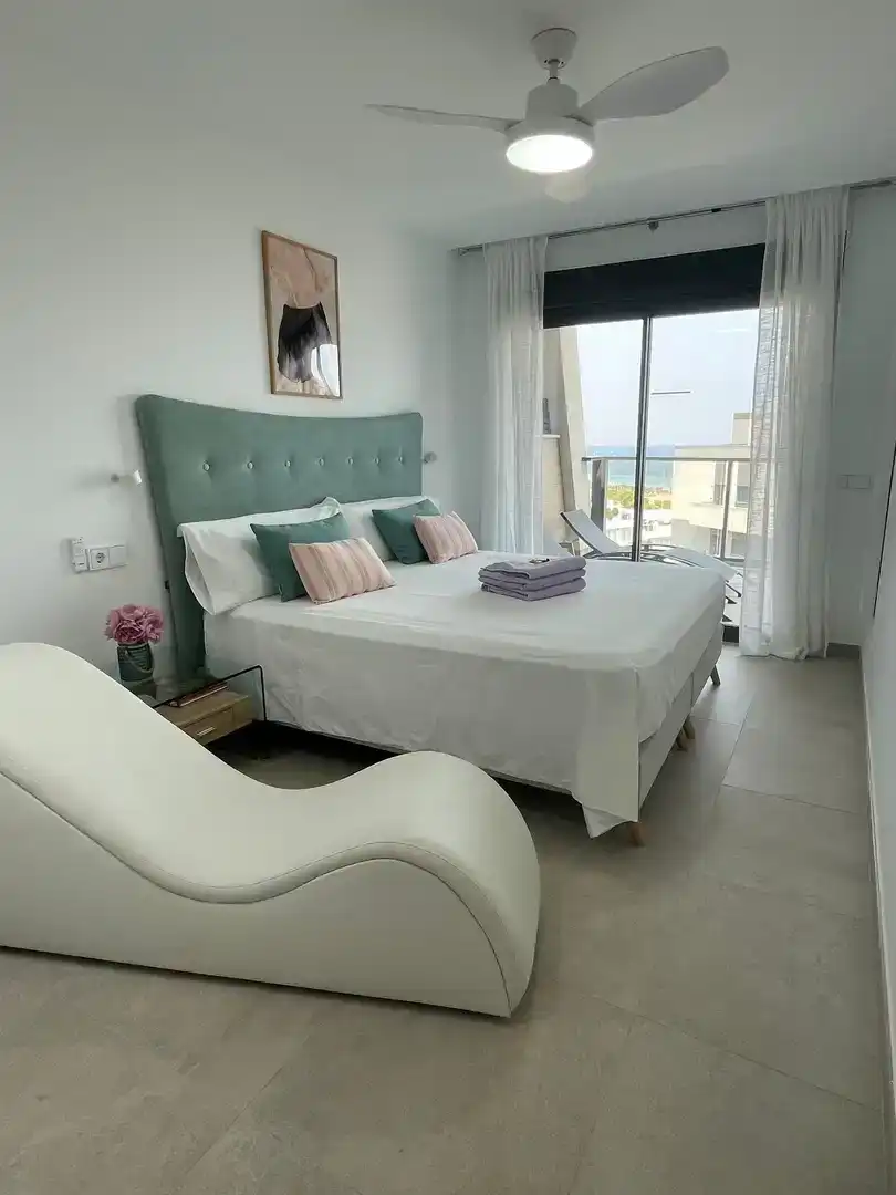 Dormitori de Pis de lloguer en Santa Pola amb Aire condicionat, Piscina i Moblat