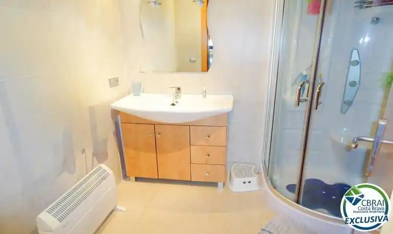 Badezimmer von Wohnungen zum Verkauf in Figueres mit Heizung