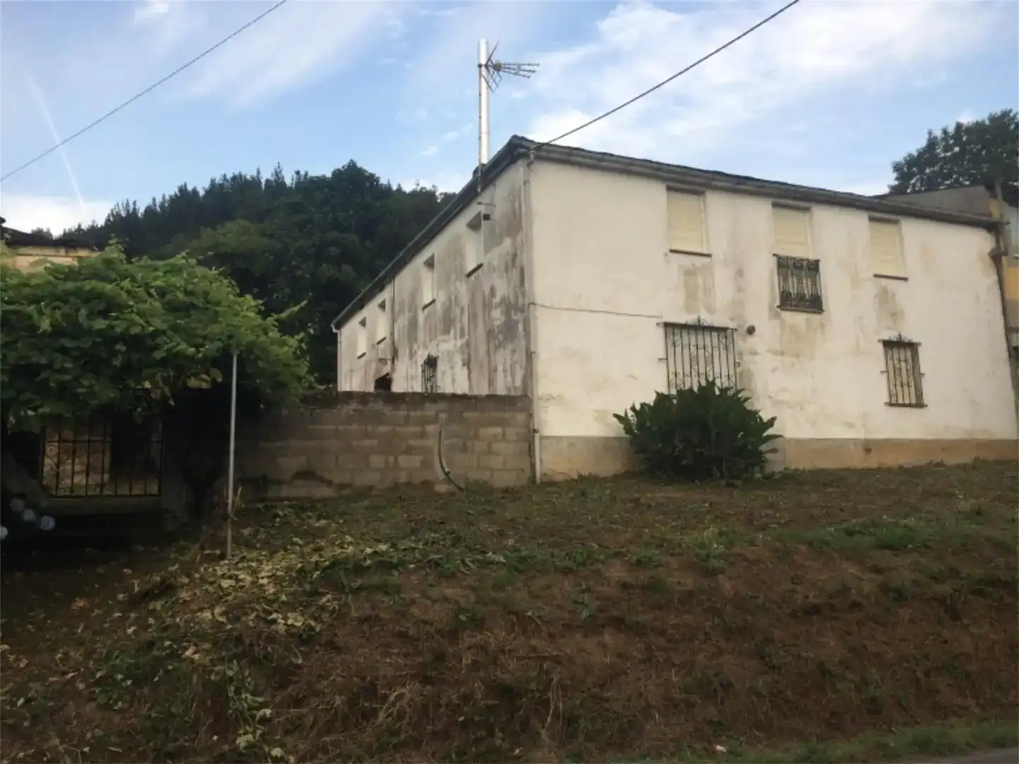 Vista exterior de Casa adosada en venda en Ribeira de Piquín amb Jardí privat, Parquet i Moblat