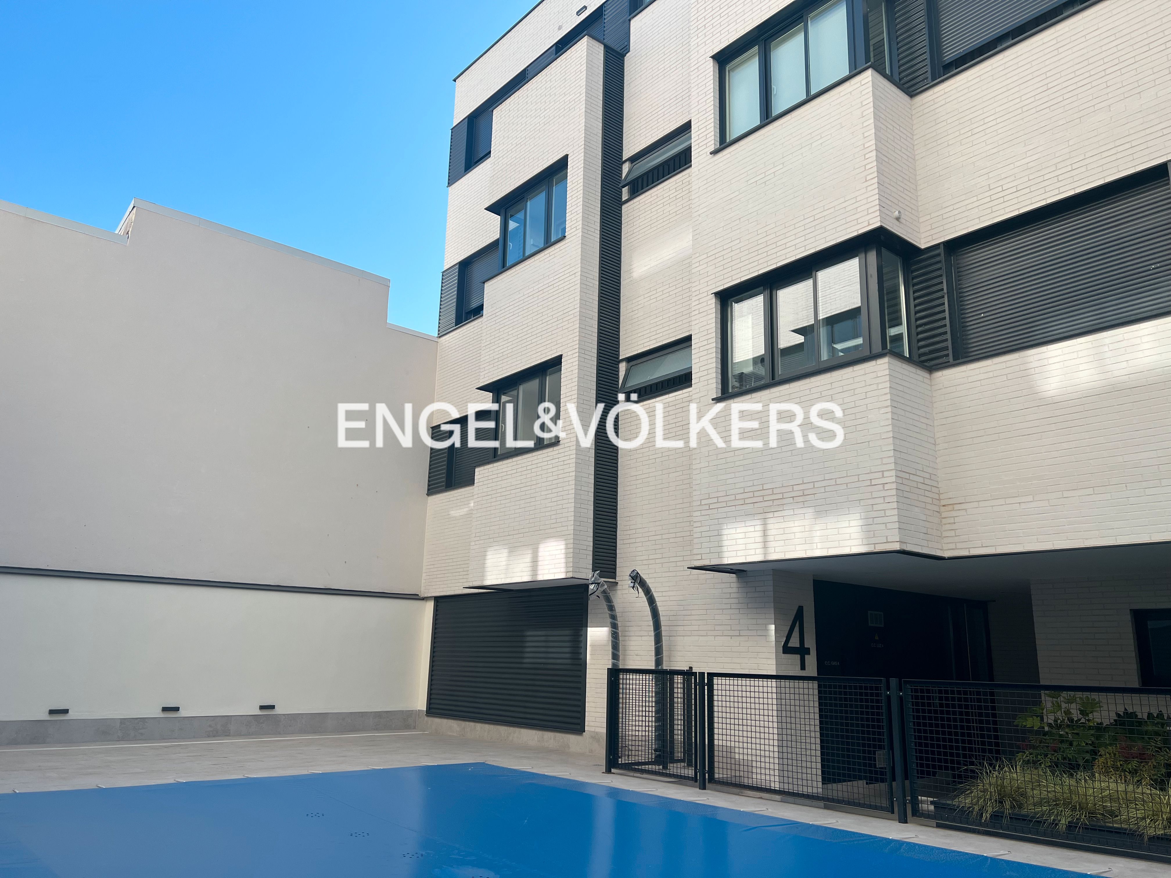 Exterior view of Apartment for sale in  Madrid Capital  with Air Conditioner, Heating and Private garden