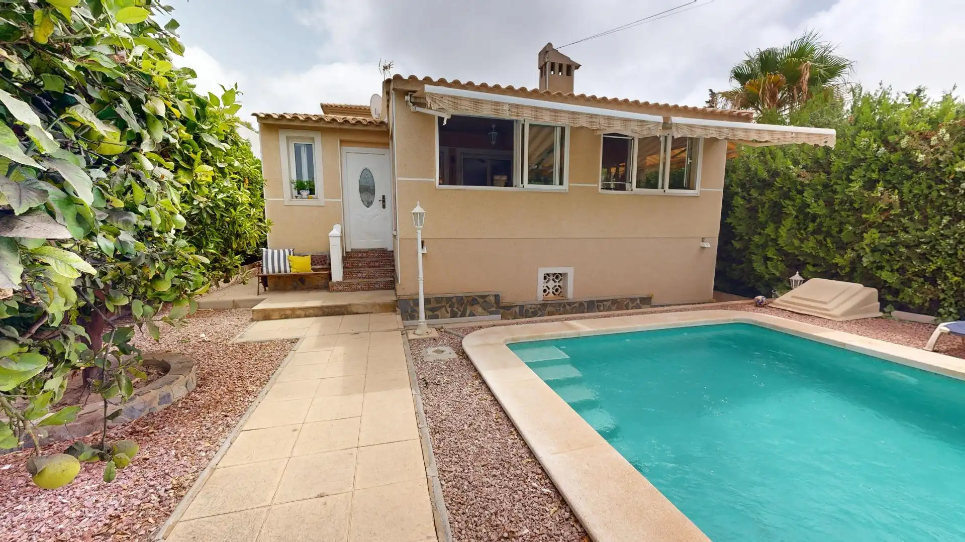 Vista exterior de Casa o xalet en venda en Torrevieja amb Aire condicionat, Calefacció i Jardí privat