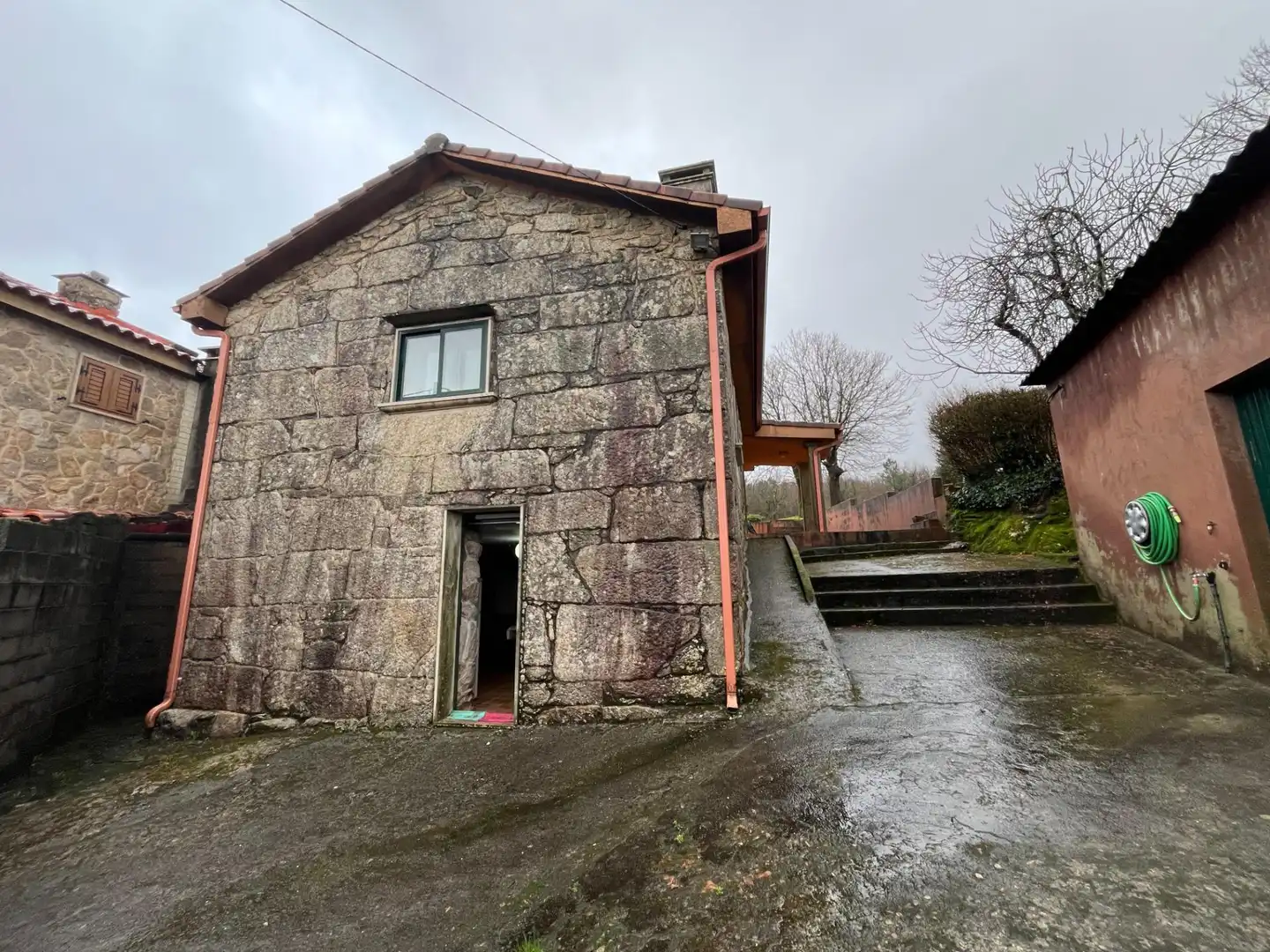 Vista exterior de Casa o xalet en venda en Covelo amb Calefacció, Jardí privat i Traster