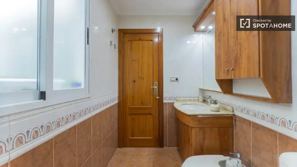 Baño de Piso de alquiler en Sedaví con Aire acondicionado, Calefacción y Amueblado