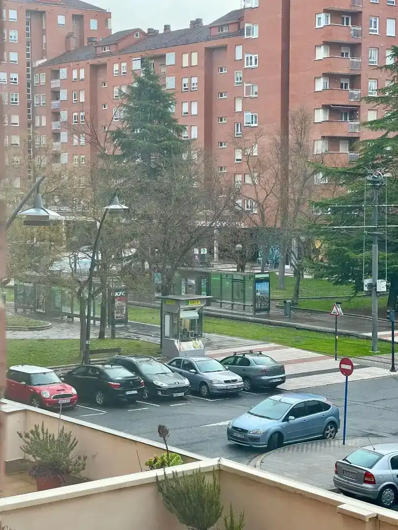 Vista exterior de Pis en venda en Vitoria - Gasteiz amb Balcó