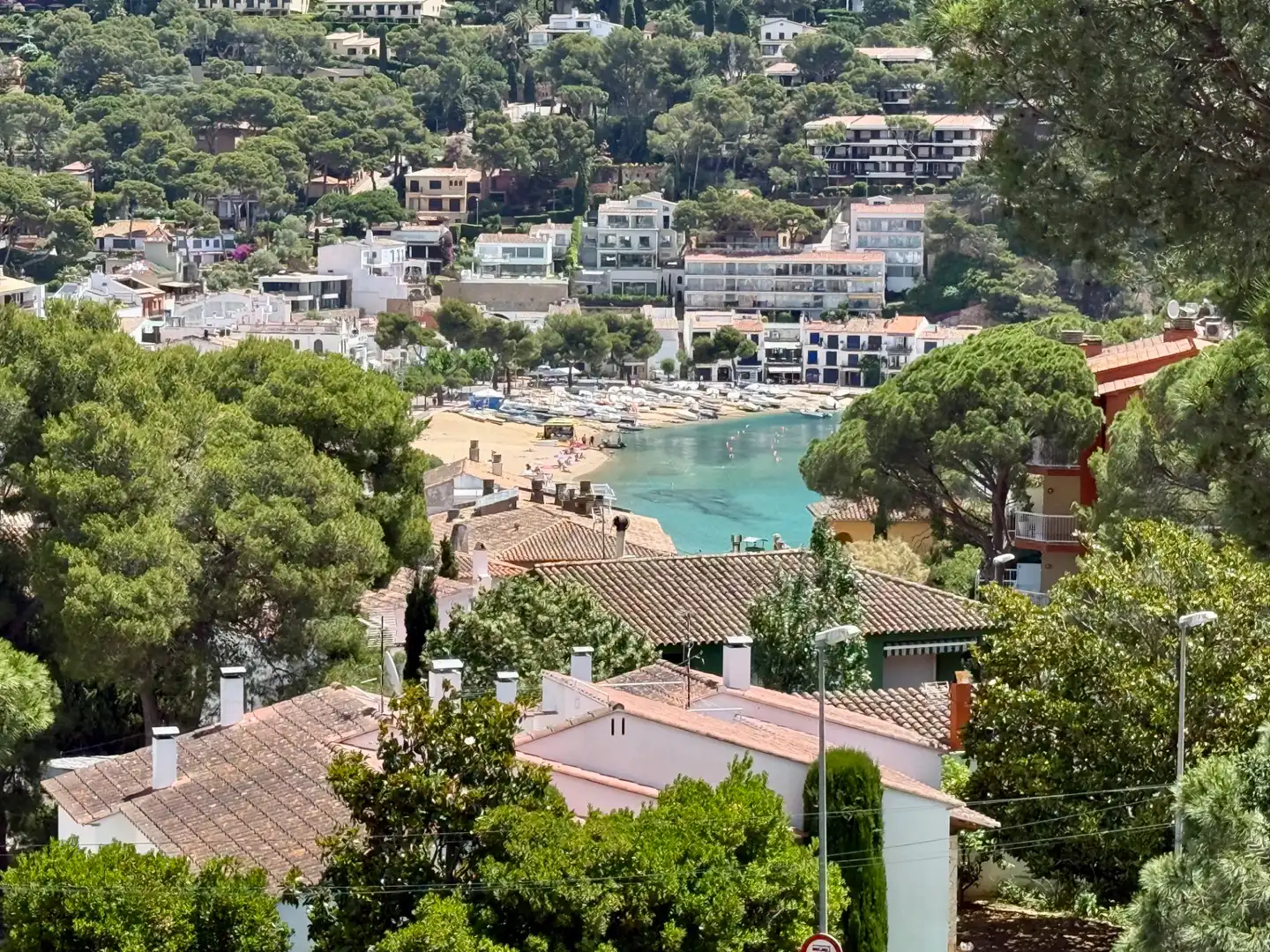 Außenansicht von Wohnungen zum Verkauf in Palafrugell mit Klimaanlage, Terrasse und Gemeinschaftspool