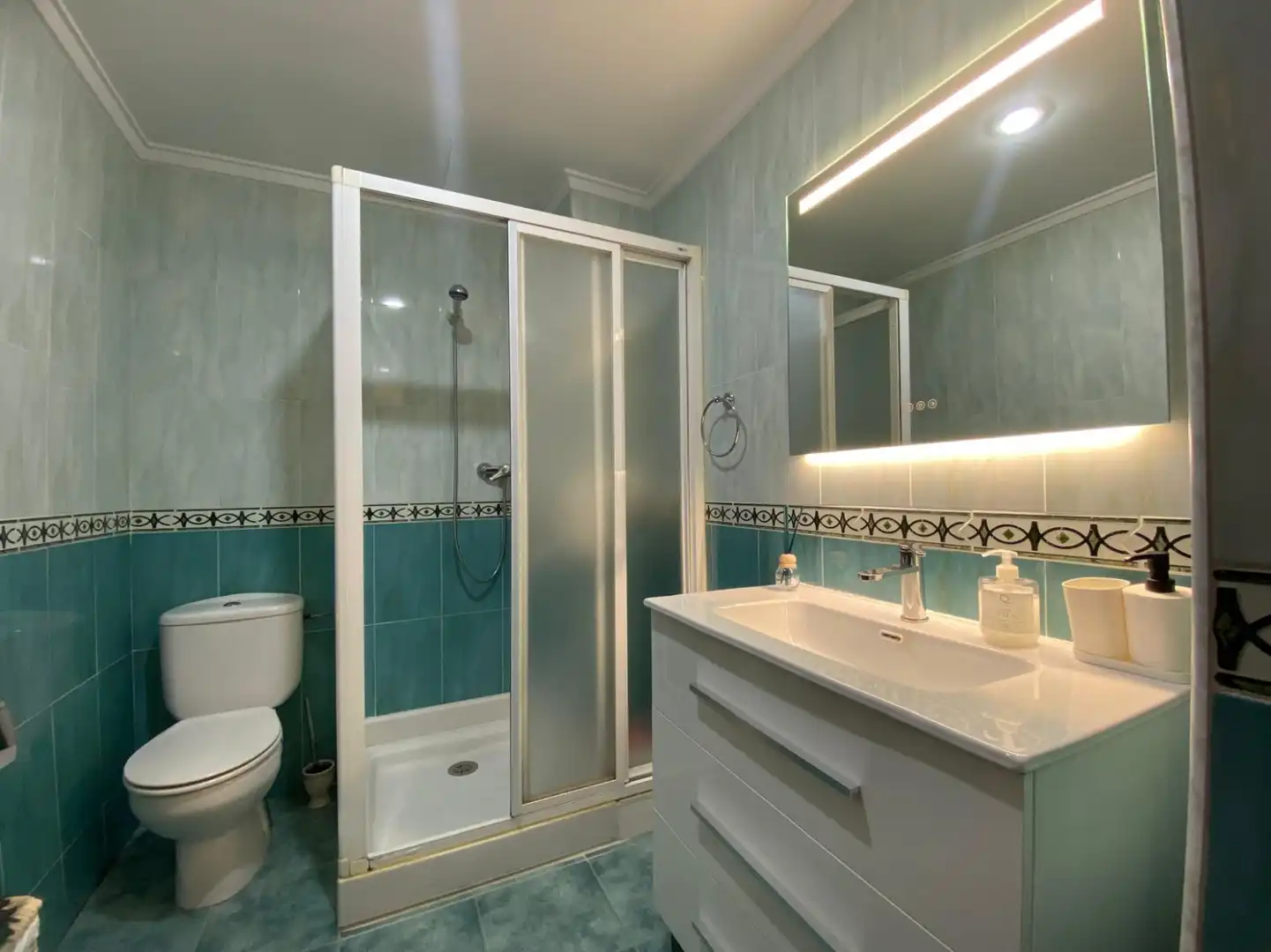 Badezimmer von Wohnung zur Miete in Siero mit Heizung und Privatgarten
