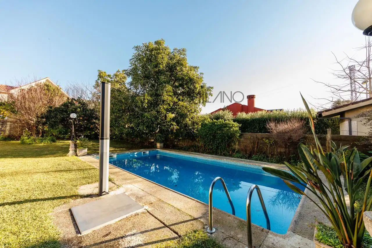Piscina de Casa o xalet en venda en Nigrán amb Calefacció, Jardí privat i Terrassa