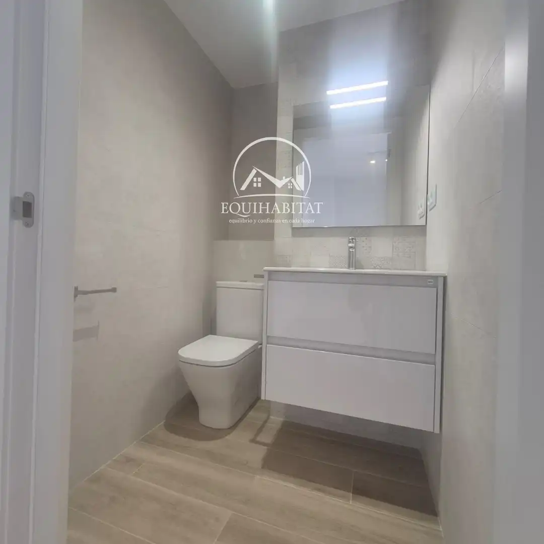 Baño de Ático de alquiler en Lleida con Aire acondicionado y Terraza