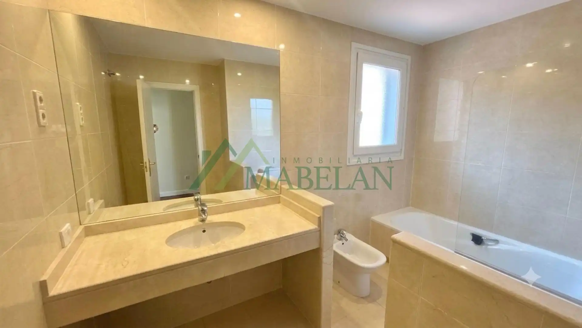 Badezimmer von Einfamilien-Reihenhaus zur Miete in Madrid mit Klimaanlage, Privatgarten und Terrasse