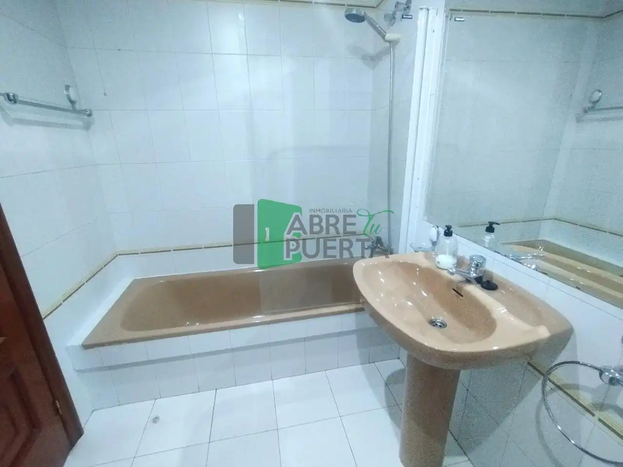 Bathroom of Flat for sale in Ourense Capital   with Heating, Parquet flooring and Storage room