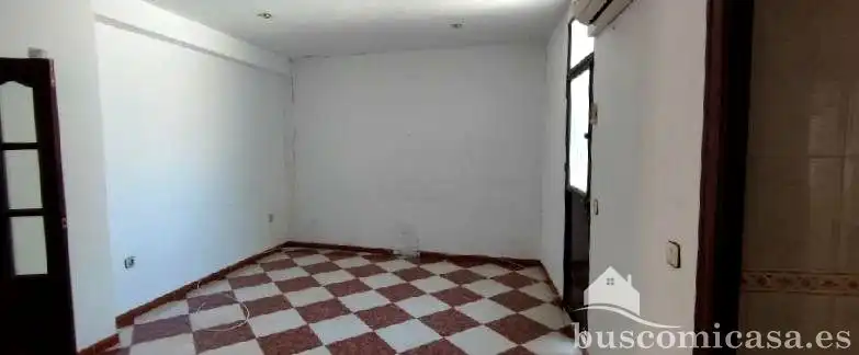 Casa adosada en venda en Jabalquinto amb Balcó