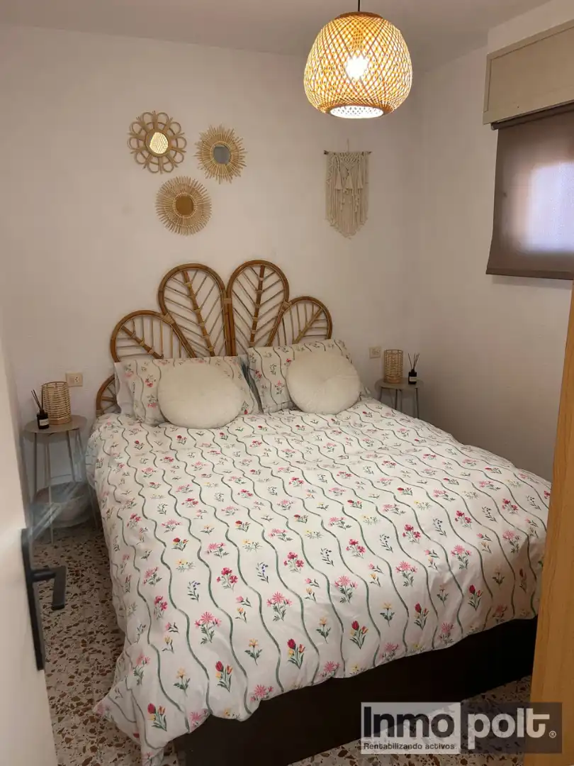 Dormitori de Apartament de lloguer en Torrevieja amb Jardí privat, Moblat i Forn