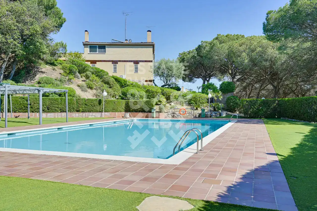Schwimmbecken von Einfamilien-Reihenhaus zum Verkauf in Mataró mit Klimaanlage, Heizung und Terrasse