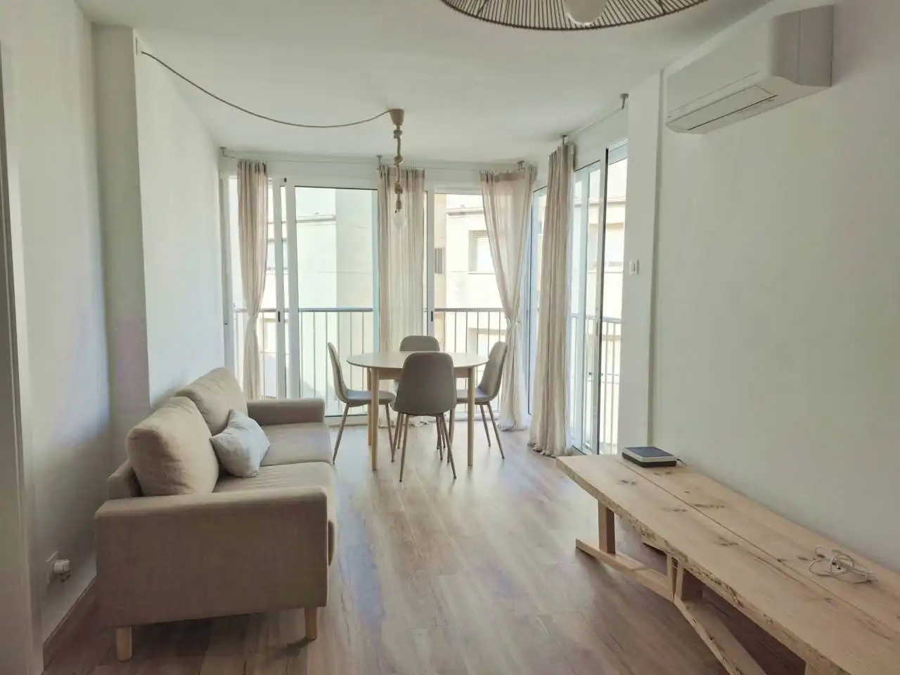 Sala de estar de Piso en venta en Cubelles con Aire acondicionado, Calefacción y Amueblado