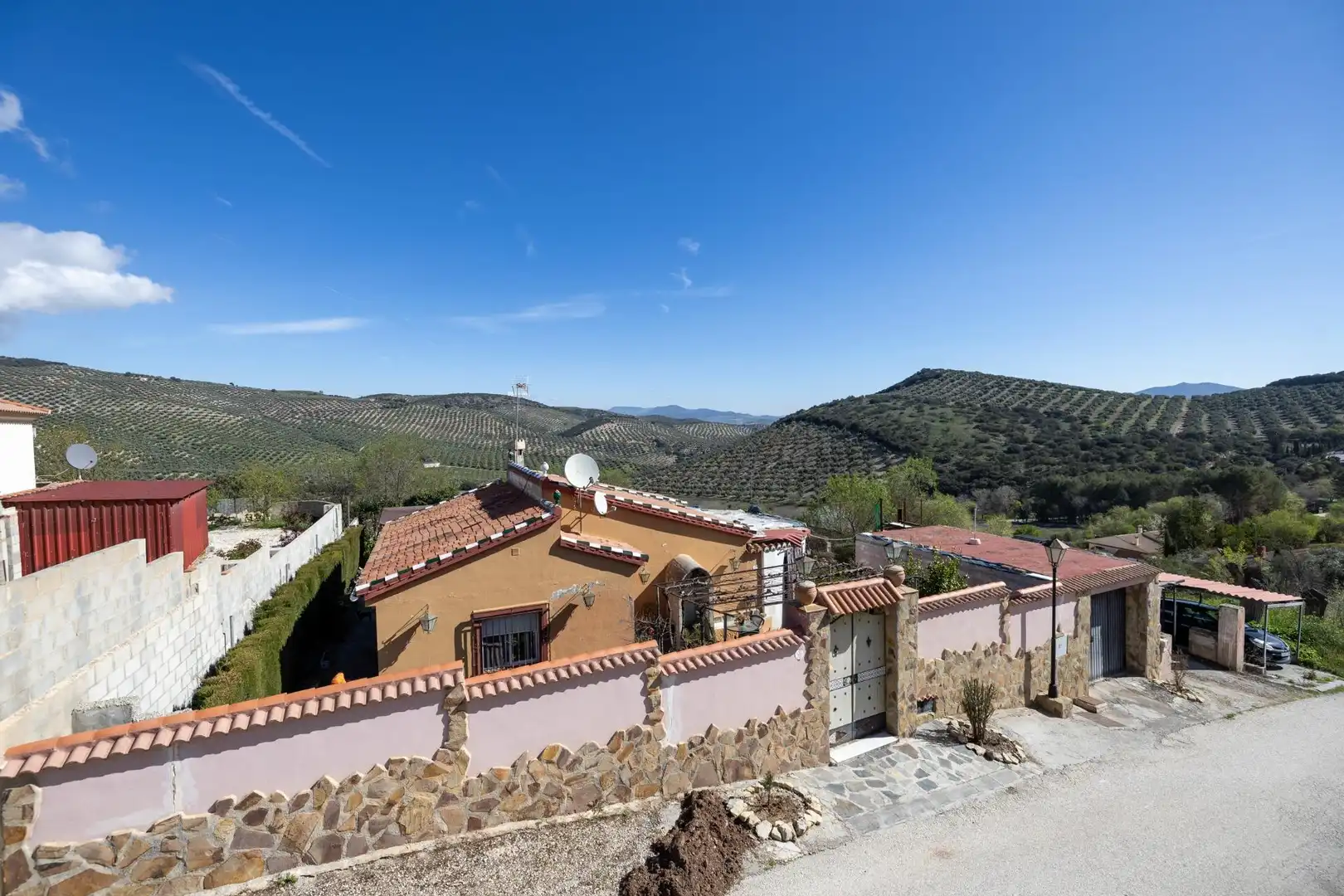 Vista exterior de Edifici en venda en Moclín