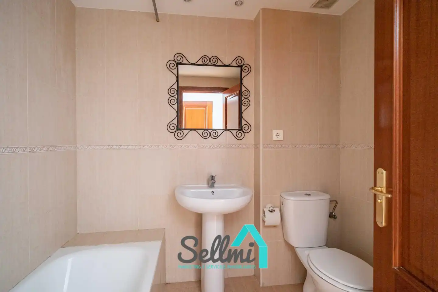 Baño de Piso de alquiler en Oviedo  con Calefacción, Parquet y Trastero