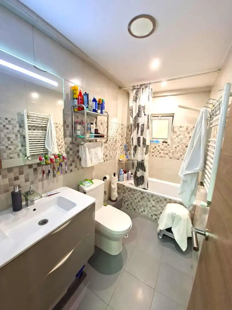 Baño de Piso en venta en Parla con Calefacción, Terraza y Balcón