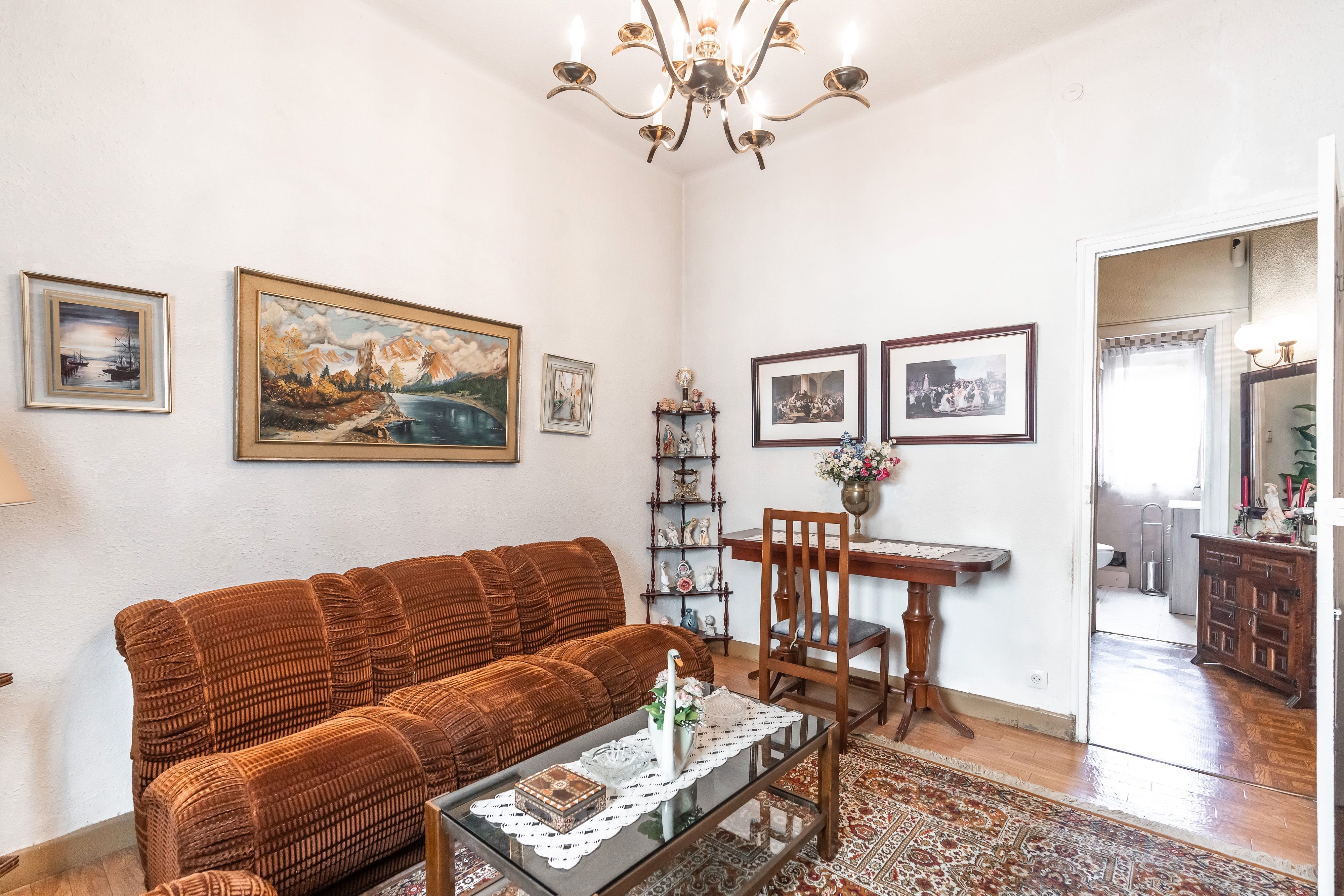 Living room of Flat for sale in  Madrid Capital